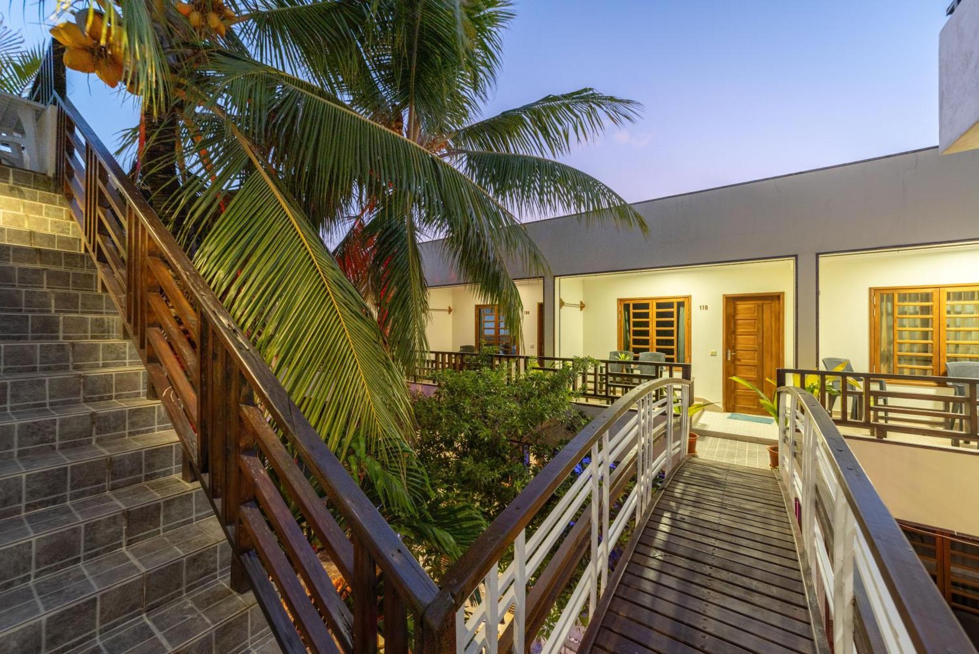 Kamadhoo Inn Exterior photo